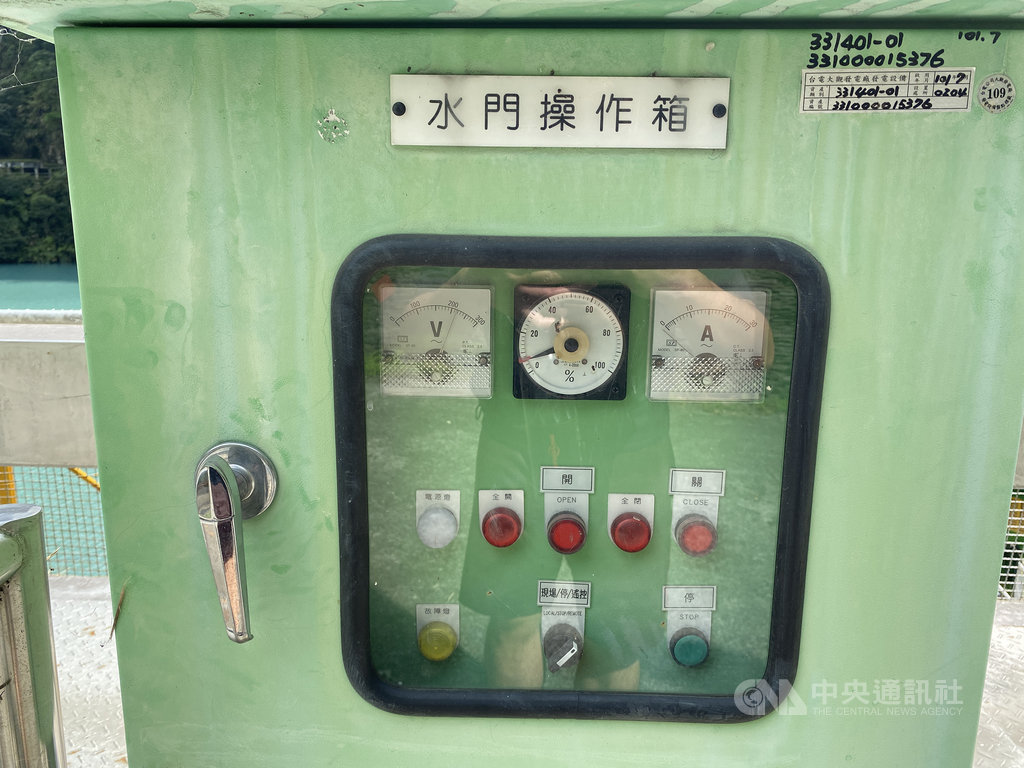 武界壩閘門異常開啟放水釀4死,台電大觀發電廠表示,已加派人力,同時將武界壩11座閘門的動力電源全部切除隔離,若有排洪必要,人員一定要到閘門旁「水門操作箱」操作並監視。中央社記者蕭博陽南投攝 109年9月15日