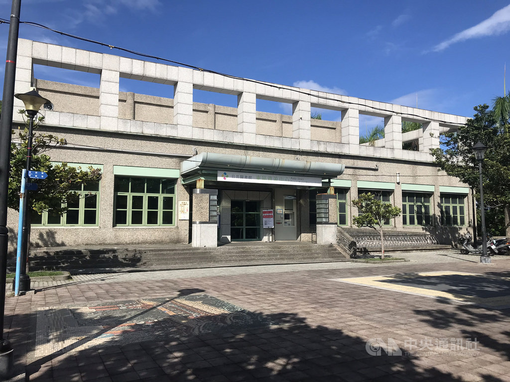 花蓮縣文化局圖書館使用逾30年,館舍、管線老舊,常需封館維修,且樓地板面積僅4200平方公尺,不符教育部頒布的「公共圖書館設立及營運標準」當中,縣級圖書館樓地板至少1萬平方公尺規定,縣府已爭取經費,擬興建新圖書館。中央社記者張祈攝 109年9月15日