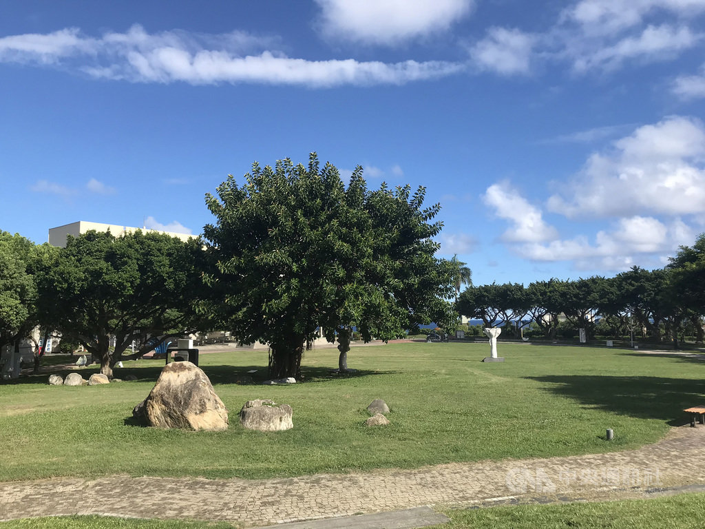 花蓮縣政府研擬斥資打造新圖書館,原有意在石雕博物館前廣場大草皮(圖)建新館,但引起民眾反彈。新任文化局長吳勁毅15日宣布,圖書館將採原址興建。中央社記者張祈攝 109年9月15日