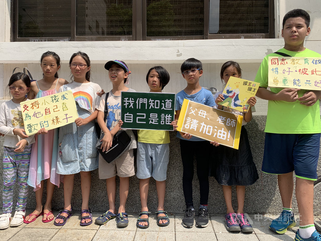 小民參政歐巴桑聯盟15日召開記者會,聲援《國王與國王》繪本與性平教育。現場有孩童自製聲援標語,表示同性戀和異性戀都是人,看書不代表會變成同志。中央社記者林育瑄攝 109年9月15日