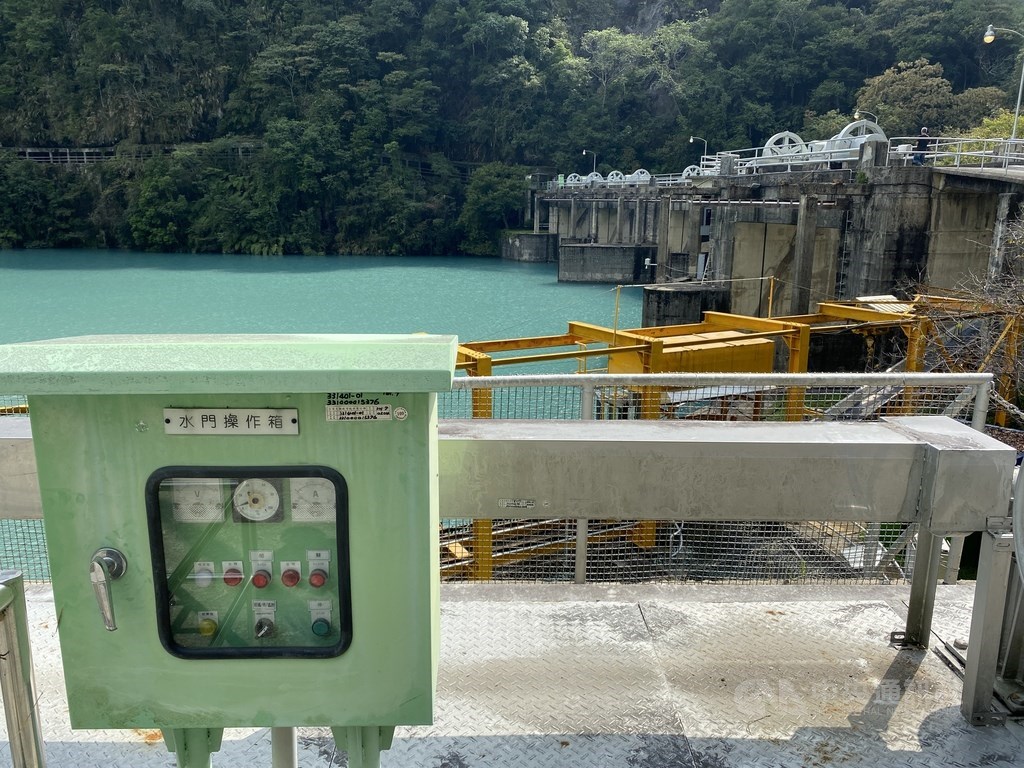 台灣電力公司大觀水力電廠武界壩6號閘門13日異常開啟放水,導致下游溪床野營民眾遭沖走釀4死。走進武界壩,壩區內可見1號到5號閘門(圖),一旁有「水門操作箱」,走過閘門上方並穿越山洞,才能到另一邊的6號到11號閘門。中央社記者蕭博陽南投縣攝 109年9月14日