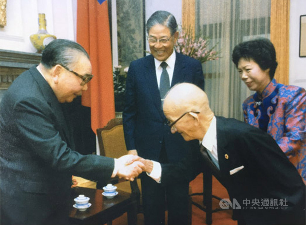 總統府官網以「李前總統登輝先生的生命之旅與臺灣民主之路」為題,發布許多珍貴照片,圖為1985年獲頒一等卿雲勳章,李登輝的父親李金龍(前排右)觀禮,與時任總統蔣經國(前排左)握手。(總統府提供)中央社記者葉素萍傳真 109年9月15日