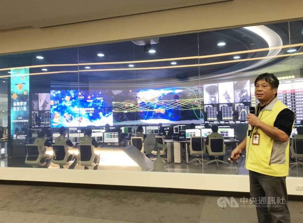 國研院太空中心15日展示自主發展的衛星操控系統XPSOC,圖為國研院太空中心操控組組長黃文莊說明福衛七號衛星中第4顆、第5顆衛星正在進入台灣地面接收站範圍,後續會下載資料,玻璃窗後為衛星操控中心。中央社記者蘇思云攝 109年9月15日