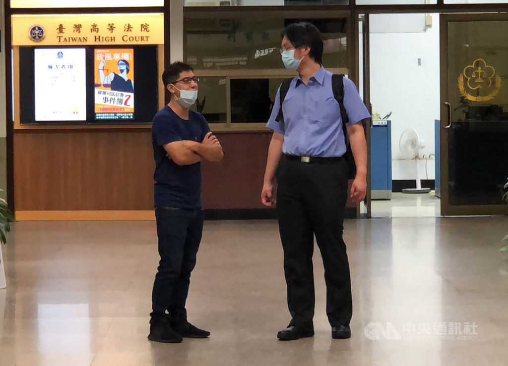 男子陳韋傑涉誣告蔡姓前女友,再教唆2名男子趁蔡女出庭後潑酸,二審15日開庭,案發時接應潑酸者逃離現場的被告李育龍(左)出庭認罪,庭後與律師交換意見。中央社記者劉世怡攝 109年9月15日