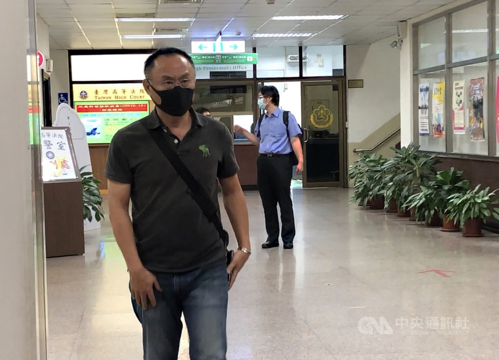 男子陳韋傑涉誣告蔡姓前女友,再教唆2名男子趁蔡女出庭後潑酸,全案二審15日開庭,蔡女父親(前)出庭表示,女兒如今體無完膚,傷得很重,他得一直照顧女兒;想到女兒受害過程,根本睡不著覺。中央社記者劉世怡攝 109年9月15日