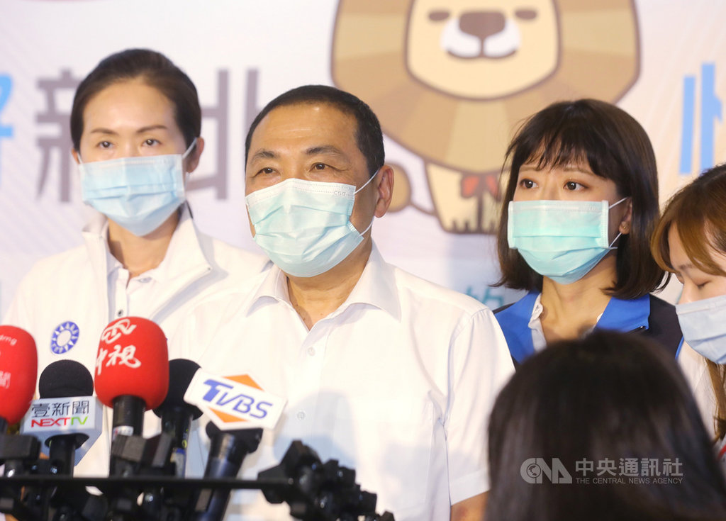 新北市長侯友宜(中)15日下午參加市政活動時受訪,對於是否有總統夢一事表示,「我每天努力地把握當下」,他說,他會好好做事,希望市民所期待的事情他都能努力完成,「這是我最大的心願」。中央社記者王鴻國攝 109年9月15日