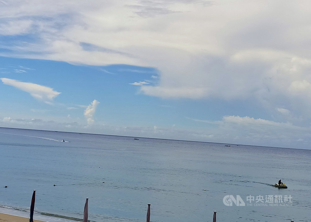 載著30多名越南偷渡客的恆春籍漁船,15日凌晨在屏東墾丁外海被海巡單位查獲,船上越南偷渡客跳海逃脫,其中27名被逮捕,海巡正查緝脫逃偷渡客,民間救難隊也協助搜索。(民眾提供)中央社記者郭芷瑄傳真 109年9月15日