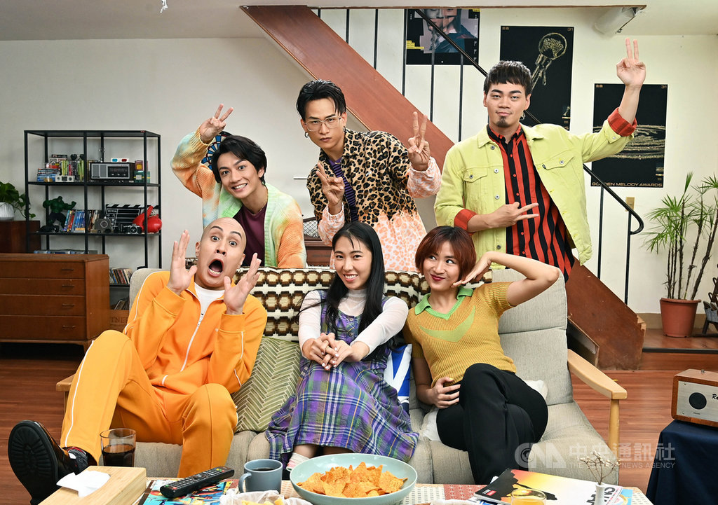 第31屆金曲獎15日推出宣傳短片「金曲世家」,以喜劇方式呈現金曲獎這個大家庭,人氣樂團茄子蛋(後)、靈魂女聲9m88(前右)、第30屆最佳單曲製作人黃宣(前左)及角逐今年歌后的王若琳(前中)同場飆戲,片場笑料不斷。(台視提供)中央社記者葉冠吟傳真 109年9月15日