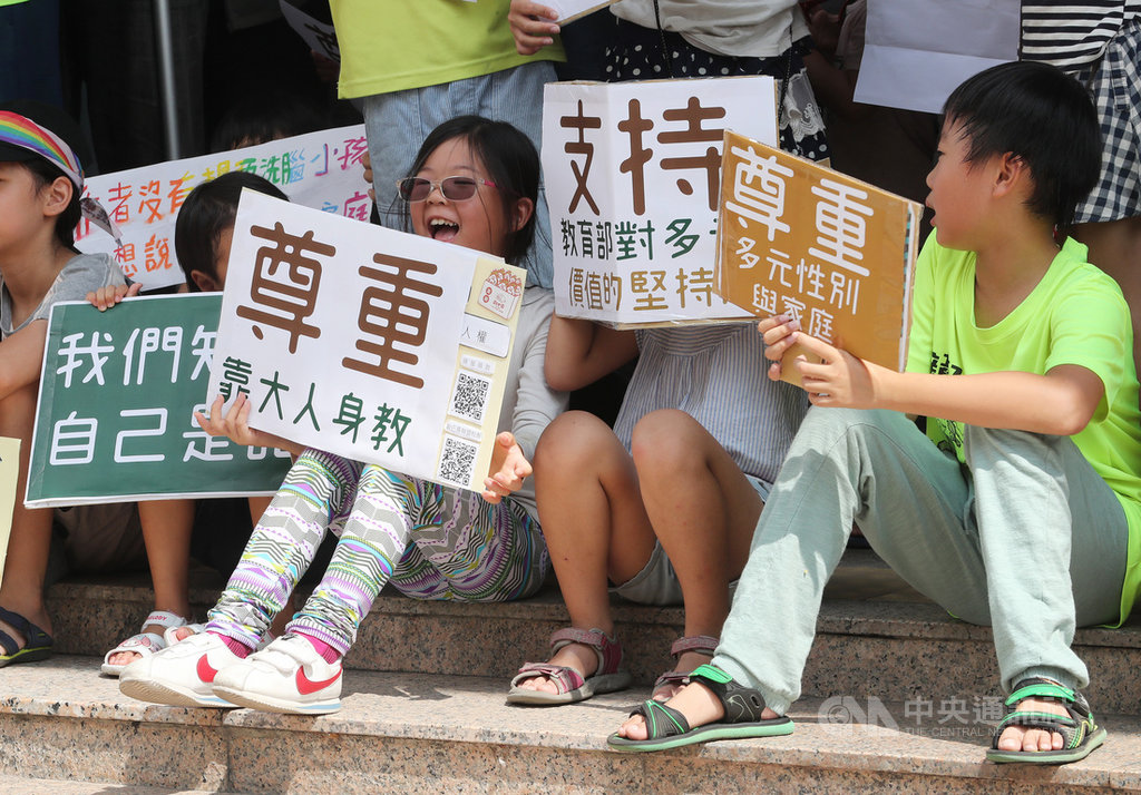 教育部日前選列「國王與國王」繪本為小學推動新生閱讀推廣計畫的選書之一,遭受部分家長團體抗議,認為繪本中偷渡了同志議題,小民參政歐巴桑聯盟等民間團體15日在立法院外舉行記者會,呼籲社會正視孩子應有性別認同與性傾向探索的空間。中央社記者張皓安攝 109年9月15日