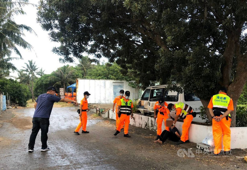 載著30多名越南偷渡客的恆春籍漁船,15日凌晨在屏東墾丁外海被海巡單位的雷達偵獲,海巡隨即攔查,截至中午12時,已逮捕22人。(海巡署提供)中央社記者郭芷瑄傳真 109年9月15日
