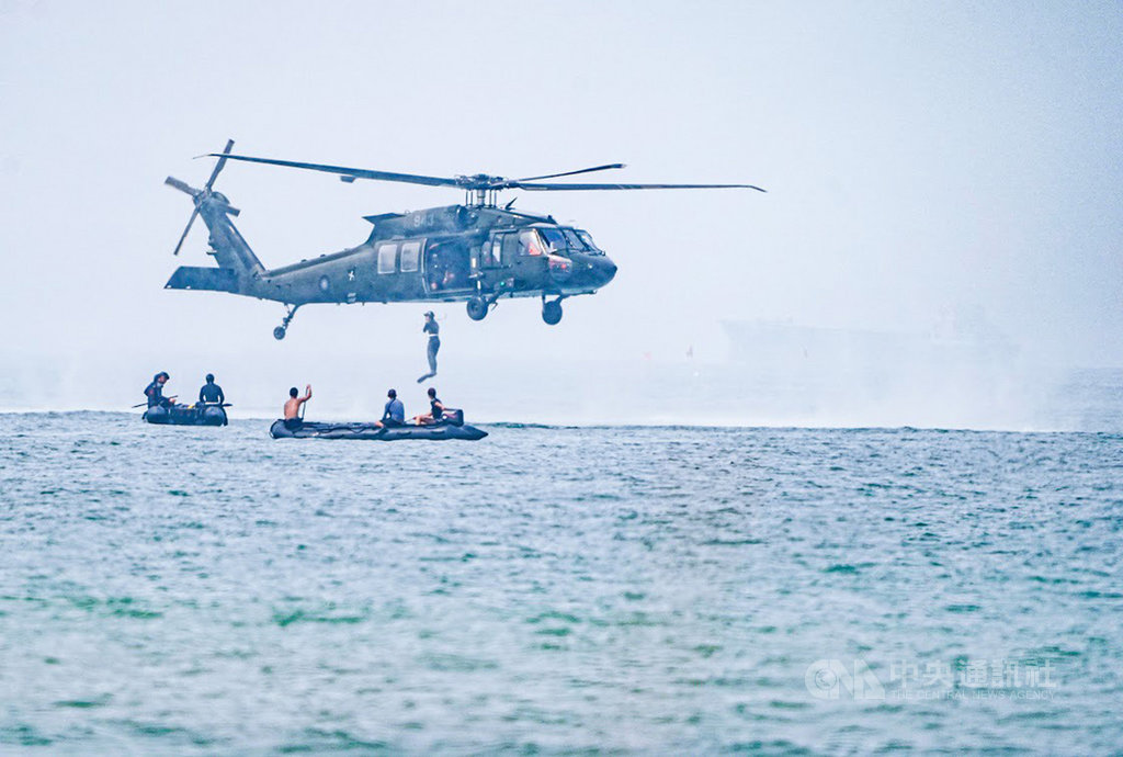海軍14日披露,海軍與空軍聯合執行特戰訓練項目,由空軍UH-60M黑鷹直升機載運,並在海外投放膠舟,以訓練聯合戰鬥及支援。(海軍提供)中央社記者游凱翔傳真 109年9月15日