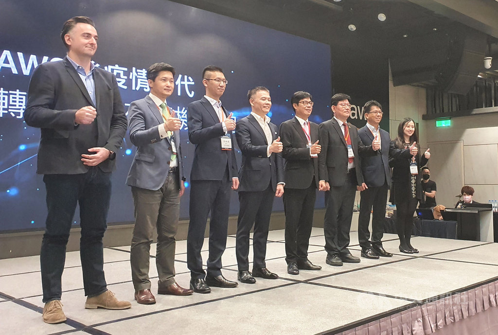 亞馬遜網路服務有限公司(AWS)15日舉辦後疫情時代「產業轉型與未來商機講堂」,高雄市長陳其邁(左5)出席,並和與會貴賓合影。中央社記者洪學廣攝 109年9月15日