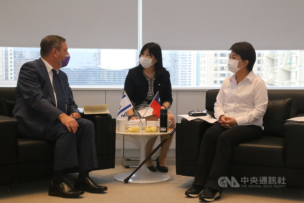 駐台北以色列經濟文化辦事處代表柯思畢(Omer Caspi)(左)15日到台中市政府拜會市長盧秀燕(右),雙方暢談防疫措施、文化、教育等多項議題。(台中市政府提供)中央社記者郝雪卿傳真 109年9月15日