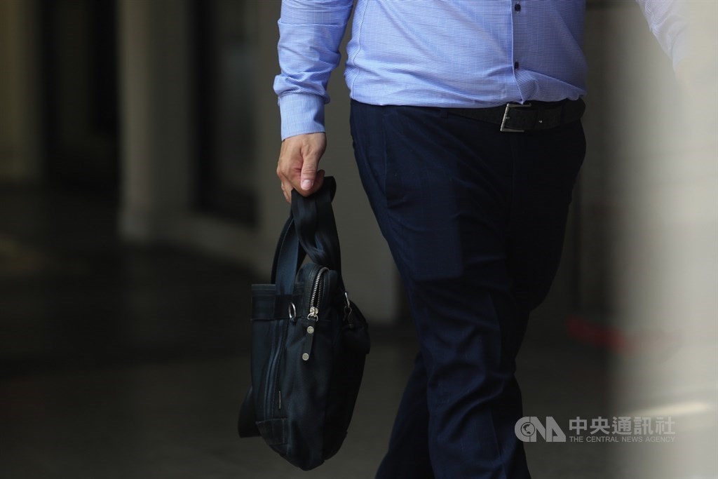 台北市勞動局5月接獲陳情,指銀行員因趕辦紓困貸款業務超時工作、未領足額加班費。勞動局15日公布金融專案勞檢結果,初判夜間突襲抽查的6家金融機構通通違法。(中央社檔案照片)