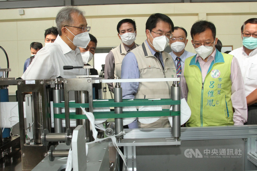 位於台南的自動化設備製造商東建安公司捐贈一套高階口罩智慧製造系統給捷克,希望10月底可交機,台南市長黃偉哲(前中)15日到廠查看機台。中央社記者楊思瑞攝 109年9月15日