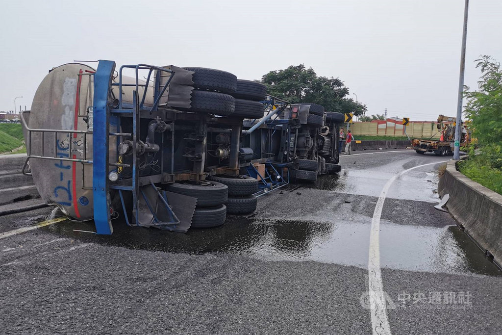 一輛裝載棕櫚油的槽車15日下午行經台86線道路東向仁德系統匯國道1號北上入口匝道時翻覆,警方指出,外洩的棕櫚油並非危險物品,事故發生原因有待進一步調查釐清。(讀者提供)中央社記者楊思瑞台南傳真 109年9月15日