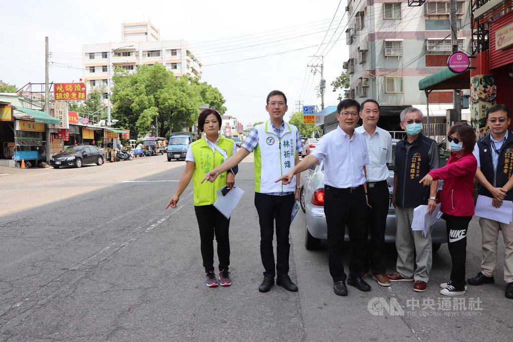民進黨籍立委張廖萬堅(左3)15日與同黨台中市議員林祈烽(左2)等,到台中南屯區黎明路二段與西屯區福雅路會勘,張廖萬堅指出,兩處路面改善工程計畫在積極反映下,都已提報營建署「提升道路品質計畫」,總金額達新台幣6300萬元,將爭取中央8成經費補助。(張廖萬堅服務處提供)中央社記者郝雪卿傳真 109年9月15日