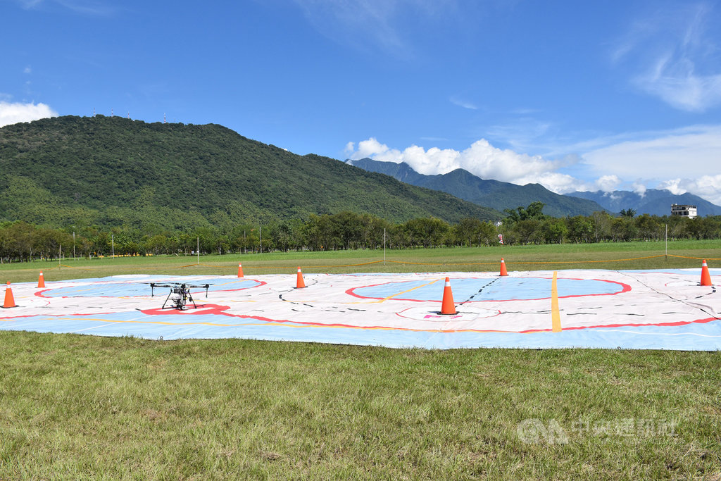東華大學經民航局認證,在美崙校區創新研究園區、壽豐校區分別設置無人機學科、術科考場,是花東唯一考場,其中術科考場設置2至15公斤、15至25公斤級的考場,15日開幕啟用。中央社記者張祈攝 109年9月15日
