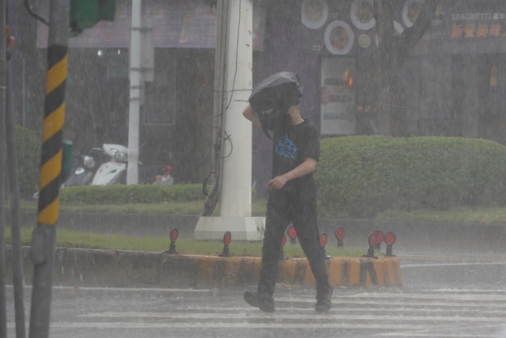 中央氣象局15日下午發布大雨特報,南投地區,新北至台中、雲林至屏東及宜蘭山區有局部大雨發生的機率,請注意雷擊及強陣風。(中央社檔案照片)