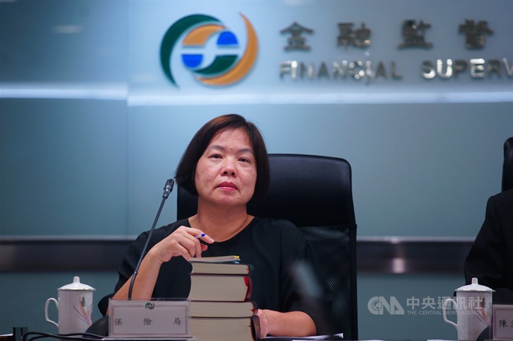 金管會保險局長施瓊華(圖)15日表示,金管會對新光人壽辦理有價證券投資業務專案檢查及一般業務檢查,發現有多項嚴重內控制度缺失,共開罰新台幣2760萬元,並提出多項糾正處分。中央社記者王騰毅攝 109年9月15日
