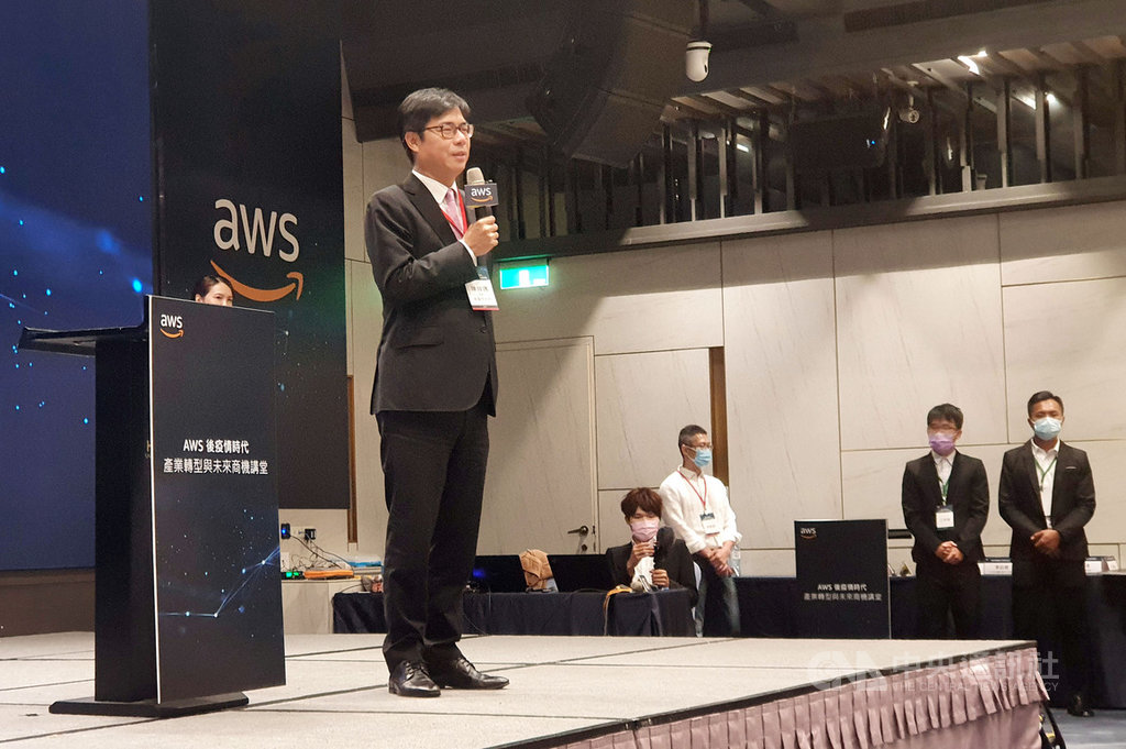亞馬遜網路服務有限公司(AWS)15日舉辦後疫情時代「產業轉型與未來商機講堂」,高雄市長陳其邁(前)致詞時表示,將成立「智慧城市推動委員會」,透過跨領域合作及智慧應用,幫助高雄青年投入新創提高競爭力。中央社記者洪學廣攝 109年9月15日