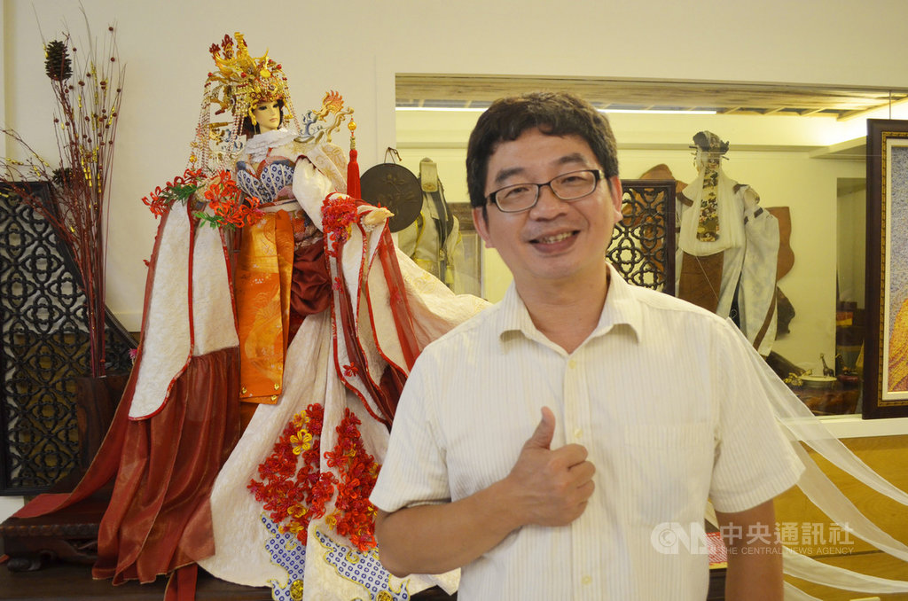 三昧堂創意木偶團隊總監嚴仁鴻(圖)15日表示,木偶「時間女神」身上服飾展現台灣數百年歷史演進,今年登上海軍敦睦遠航訓練艦隊至帛琉展覽,返台時傳出官兵集體染疫,木偶也被隔離消毒,近日才重新展覽。中央社記者蔡智明攝 109年9月15日