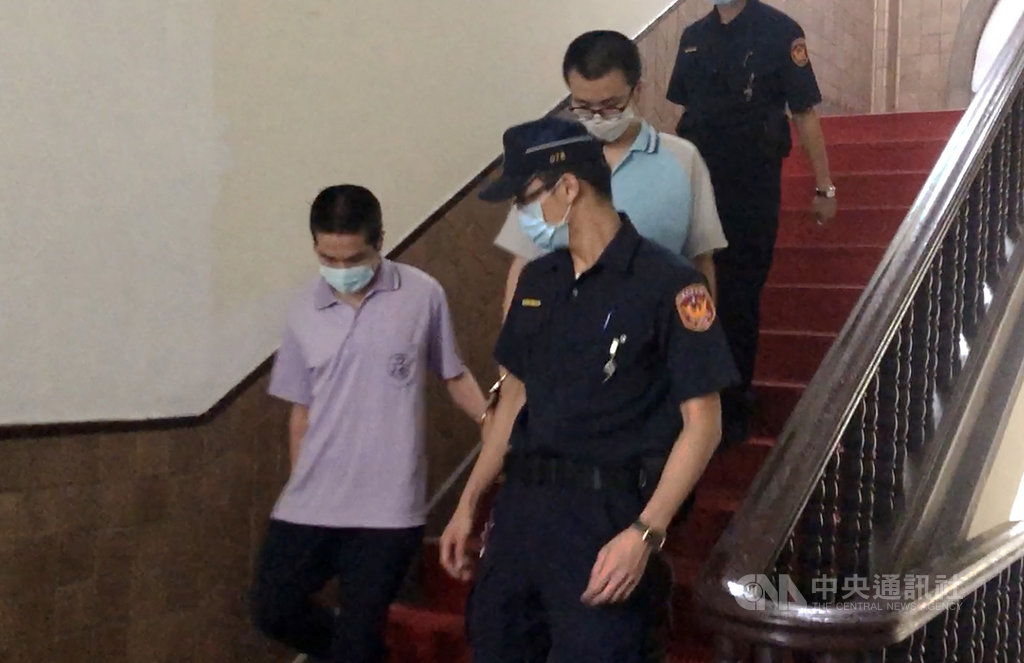 男子陳韋傑(藍衣)涉誣告蔡姓前女友,再教唆2名男子趁蔡女出庭後潑酸,全案二審15日開庭,陳男等3人均認罪。圖為陳韋傑與潑酸被告張家豪(紫衣)庭後還押。中央社記者劉世怡攝 109年9月15日