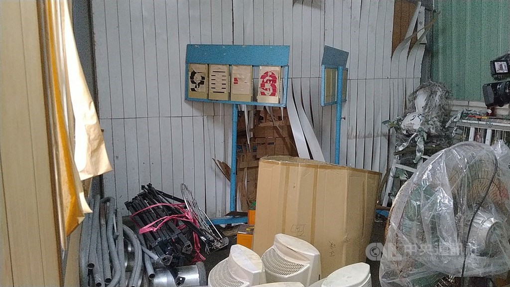 基隆市正濱國小王姓學童15日與同學前往校內資源回收室,現場由木板隔成兩間,王童將鑰匙插入其中一間但無法打開,便想從隔壁房間、透過破損的木板隔間(圖)鑽入,未料一進入便墜落7公尺深坑洞。中央社記者王朝鈺攝 109年9月15日