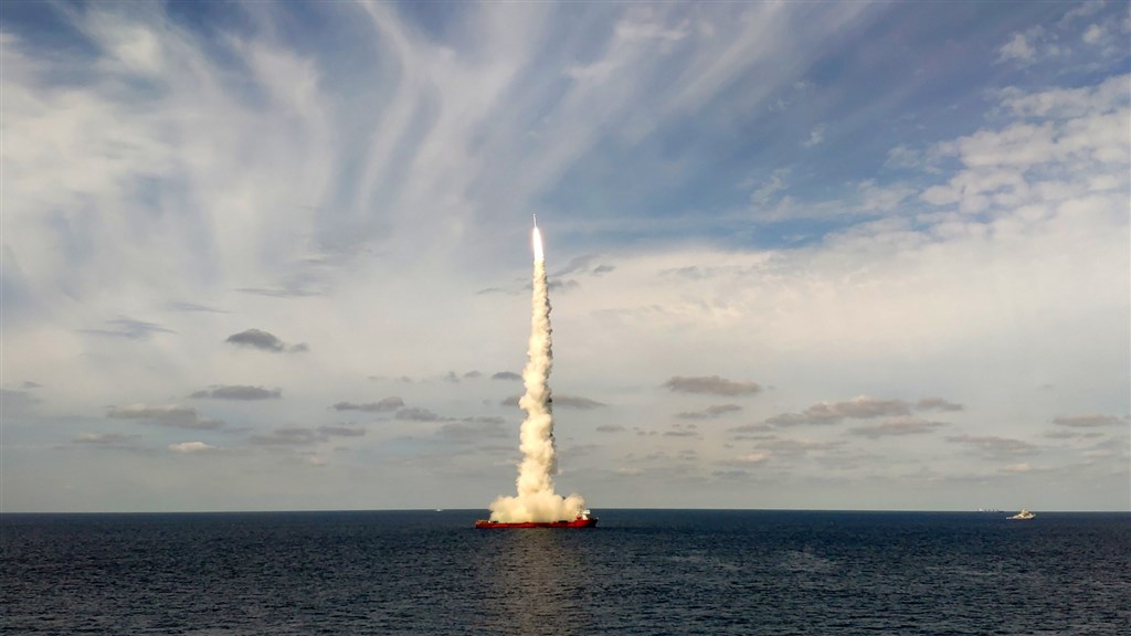 中國15日在黃海海域以長征11號海射型運載火箭將「吉林一號」高分03系列的9顆衛星送入預定軌道。(中新社)