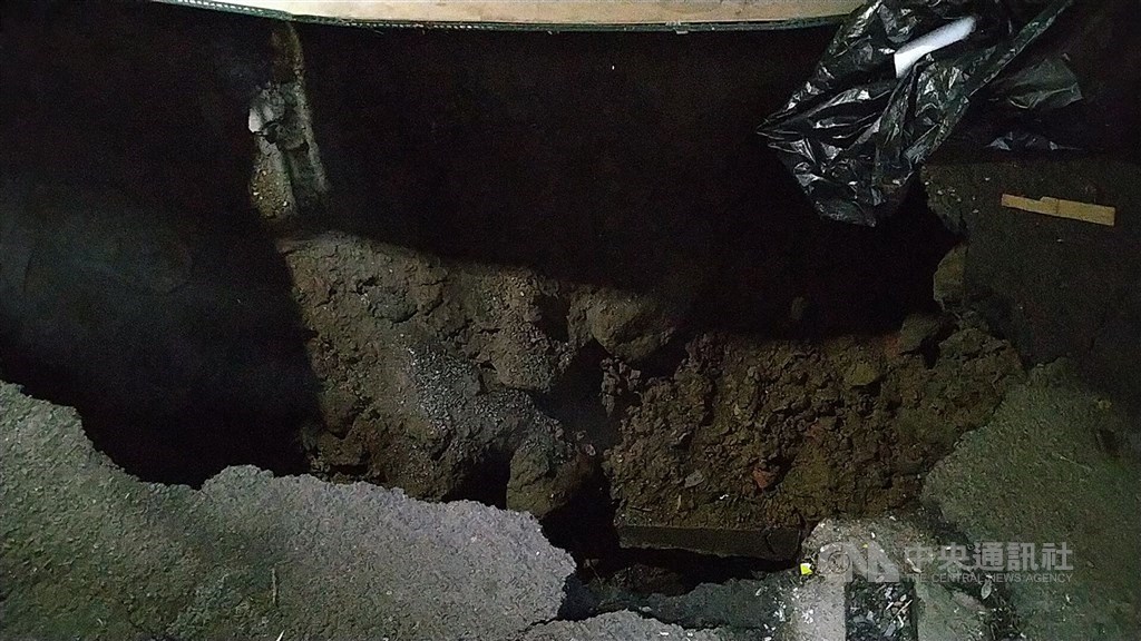 基隆市正濱國小一名學童15日下午到資源回收室時,欲從一旁隔間破損小洞進入室內,未料一入內立即掉落6、7公尺深坑洞,救出時意識不清,全身多處擦傷。中央社記者王朝鈺攝 109年9月15日