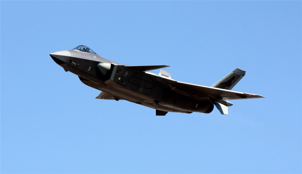 共軍14日宣稱東部戰區空軍王海大隊的「新型改裝戰機」擊落敵機17架。陸媒轉發報導,多研判這是殲20匿蹤戰機改裝升級版。圖為共軍殲20戰機。(中央社檔案照片)