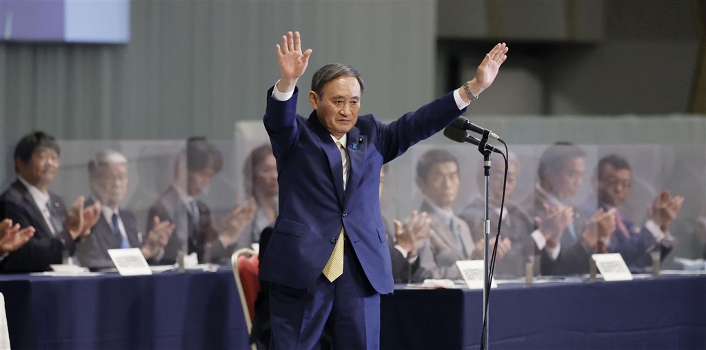 日本自民黨新任總裁菅義偉(前)14日在總裁選舉獲壓倒性勝利,無派閥卻獲黨內5派閥力挺,自評勝選是因為夠了解地方。(共同社)