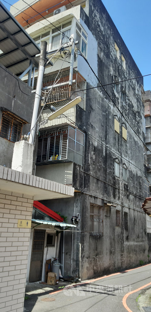 宜蘭市一歲多男嬰15日在母親短暫外出時,不慎從4樓住家窗戶外墜樓,倒臥在住家外防火巷,經送醫後仍宣告不治。中央社記者沈如峰宜蘭縣攝 109年9月15日