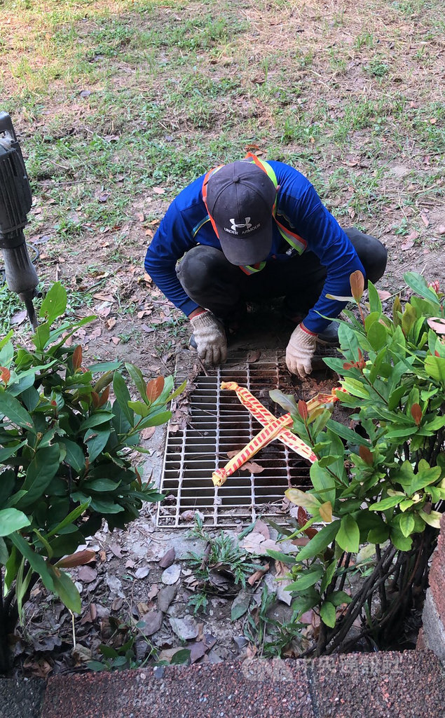 高雄左營區公所轄管重愛公園有一處側溝溝蓋鏽蝕破損,造成一名女童踩空刮傷腳部縫了數針。左營區公所15日派員修繕更換,同時全面體檢區公所經管的公園設施。(民眾提供)中央社記者王淑芬傳真 109年9月15日