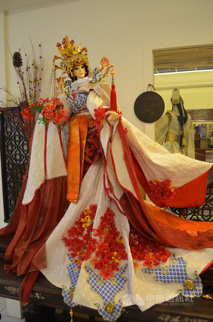 三昧堂木偶「時間女神」服飾融合明朝媽祖后冠、荷蘭馬甲、清朝建築垂脊、日本和服腰帶,搭配鹿港國寶藝師施麗梅「春仔花」手法捏成的300朵台南市花鳳凰花,展示各種異族文化在台灣的融合。中央社記者蔡智明攝 109年9月15日