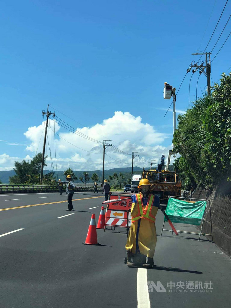 省道台9線420公里在台東大武,當地海景為民眾拍照打卡熱點,但後方整排電線桿讓畫面難看引發民怨;台電台東區處表示,經與鄉公所討論後,將電線桿全部移除,電源改由另一側下地化送電供電,讓民眾欣賞大武海景更無礙。(民眾提供)中央社記者李先鳳傳真 109年9月15日