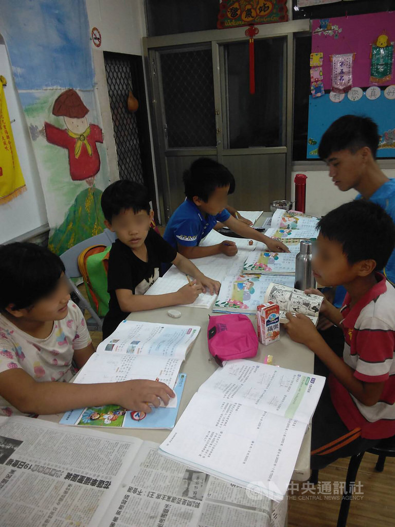 由中華民國快樂學習協會經費支持,花蓮偏鄉先後成立羅山小學堂、富里小學堂和東里小學堂,分別安排老師陪伴弱勢學童寫功課、體驗藝術課程,也供應晚餐,4年來受助學童逾40名,但近日東里小學堂因場地租約過期被收回,孩子們也被迫停課。(民眾提供)中央社記者李先鳳傳真 109年9月15日
