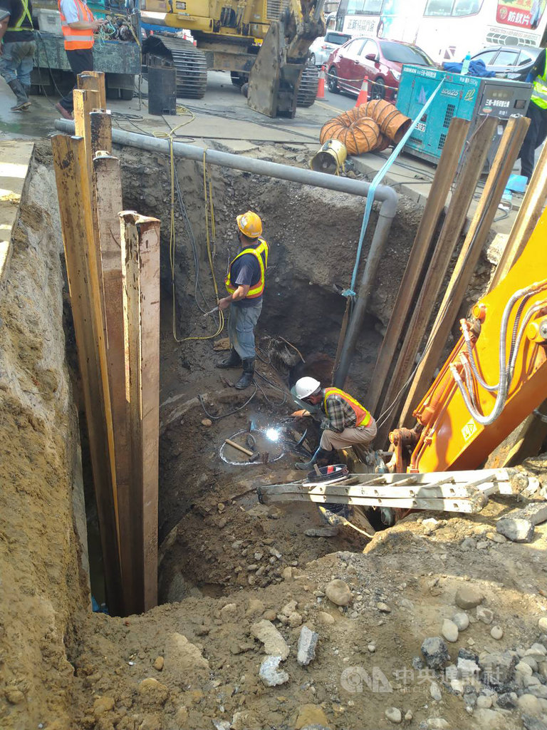 台水平鎮給水廠搶修原水鋼管,15日無預警停水,影響桃園8區約30萬戶,桃園市政府表示,已要求台水最遲在16日早上要完成全部供水恢復正常。(桃園市經發局提供)中央社記者葉臻傳真 109年9月15日