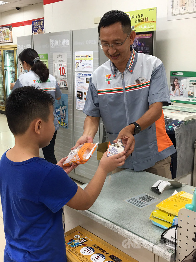 即使莫拉克颱風已過11年,超商店長林德和(右)當年發想的「閱讀送麵包」協助偏鄉孩童計畫仍在推動,還有數百家超商響應,林德和的善行義舉感動不少人,今年他被推舉,獲高雄市「教育芬芳錄」表揚。中央社記者王淑芬攝 109年9月15日