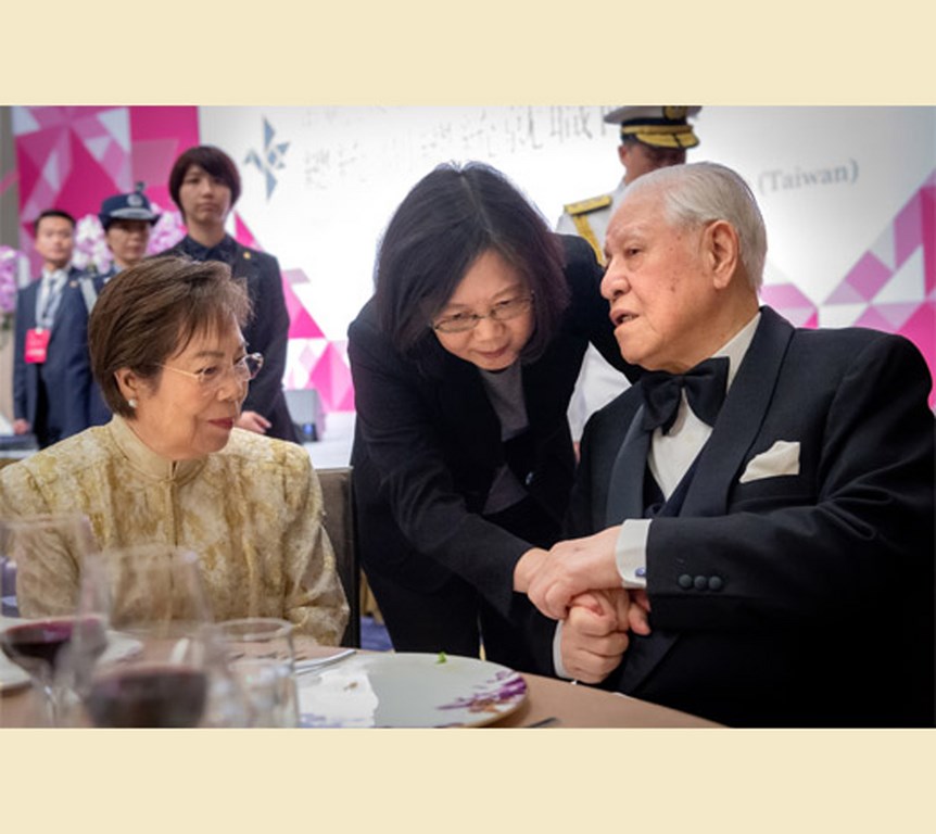 總統府官網以「李前總統登輝先生的生命之旅與臺灣民主之路」為題,發布許多珍貴照片,圖為2016年5月20日李登輝(右1)出席總統蔡英文(右2)就職國宴。(總統府提供)中央社記者葉素萍傳真 109年9月15日