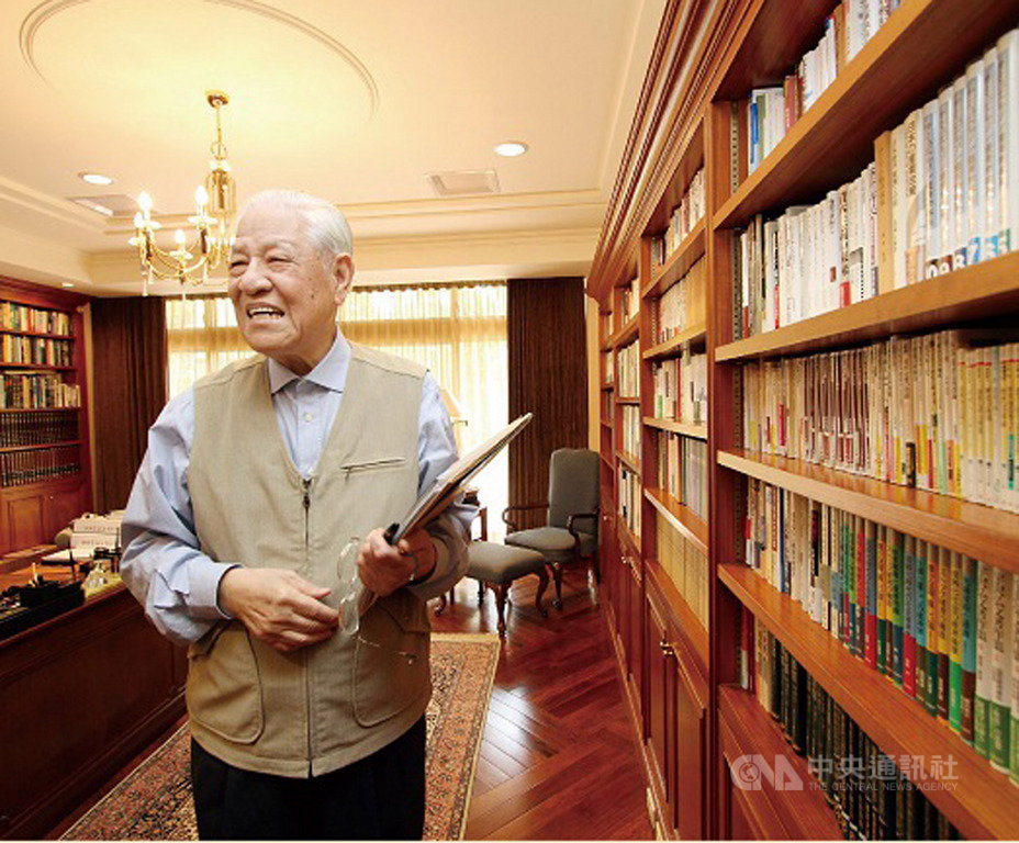 總統府官網以「李前總統登輝先生的生命之旅與臺灣民主之路」為題,發布許多珍貴照片,圖為李登輝博覽群書,與鴻禧山莊內一整面牆的書櫃合影。(總統府提供)中央社記者葉素萍傳真 109年9月15日