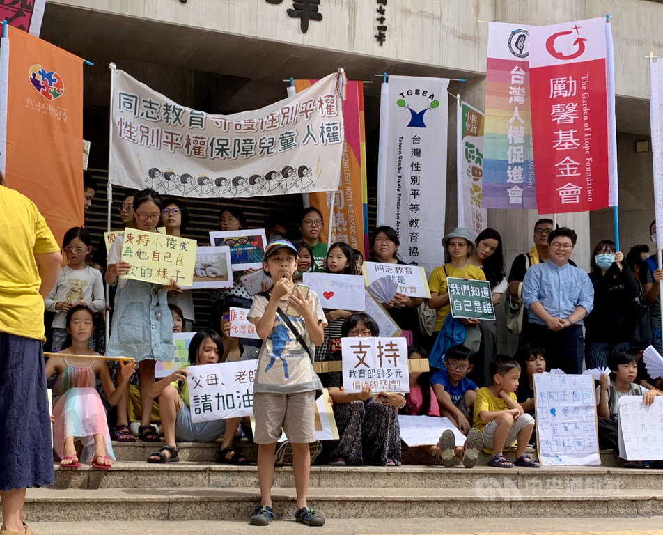 小民參政歐巴桑聯盟15日召開記者會,聲援《國王與國王》繪本與性平教育。現場有孩童出席,上台分享自己的想法。中央社記者林育瑄攝 109年9月15日
