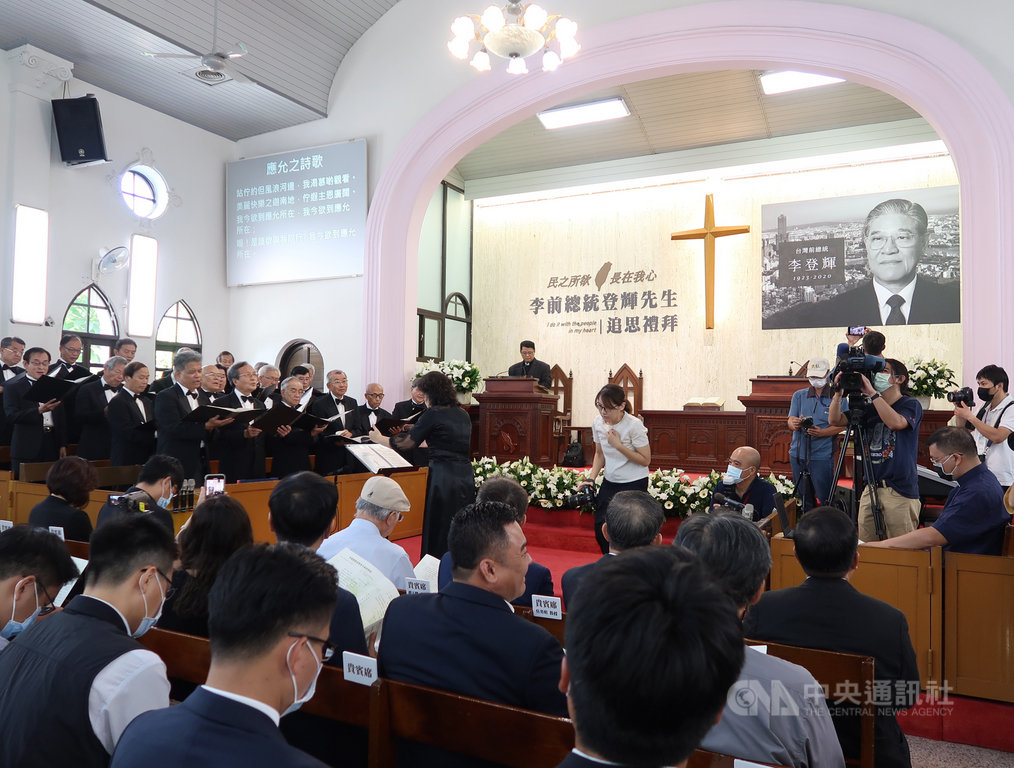 由民間發起在高雄市舉辦的前總統李登輝追思禮拜,16日在鹽埕基督長老教會舉行,牧師帶領與會者禱告並用聖詩禮讚追思李登輝,感念李登輝領導台灣及充滿生命哲理的人生事蹟。中央社記者王淑芬攝 109年9月16日