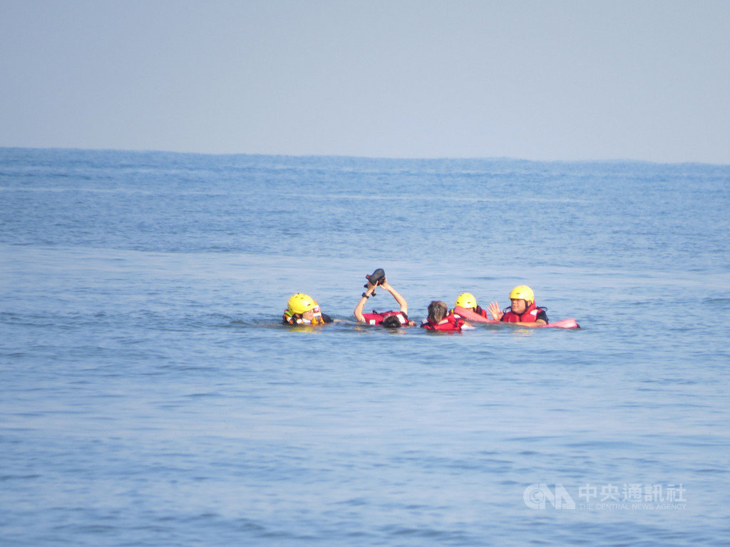 台中市消防局16日清晨獲報有2名女子受困大安港沙洲,由於距離海岸已500公尺,且適逢漲潮,水位上漲迅速,隨即出動人員前往現場搶救。(台中市消防局提供)中央社記者郝雪卿傳真 109年9月16日