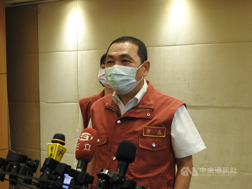 針對加利科技進口中國口罩流入實名制、勤達醫材進口中國口罩混充馬來西亞製等違法情事,新北市長侯友宜16日表示,新北會全力查察並追究不法業者責任,以挽回民眾信心。中央社記者王鴻國攝 109年9月16日