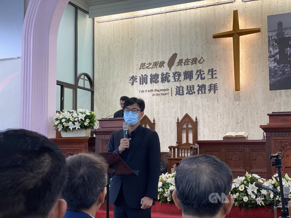 高雄市長陳其邁(中)16日出席在鹽埕基督長老教會舉辦的前總統李登輝追思禮拜,追念李登輝對台灣民主的貢獻,允諾用生命守護台灣。中央社記者王淑芬攝 109年9月16日