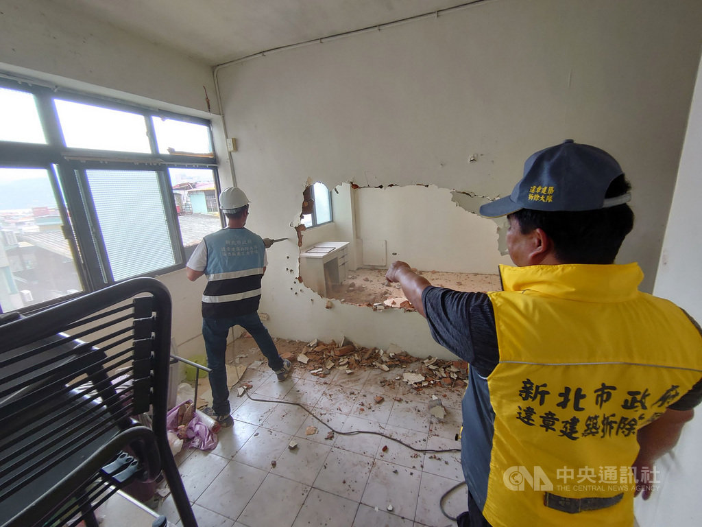 新北市政府16日展開訂立強拆違建收費自治條例後的首起任務,派員兵分兩路前往鶯歌、淡水的違建戶執行,拆除費用兩案合計約新台幣120萬元,將分別向當事人收取。(新北市工務局提供)中央社記者王鴻國傳真 109年9月16日