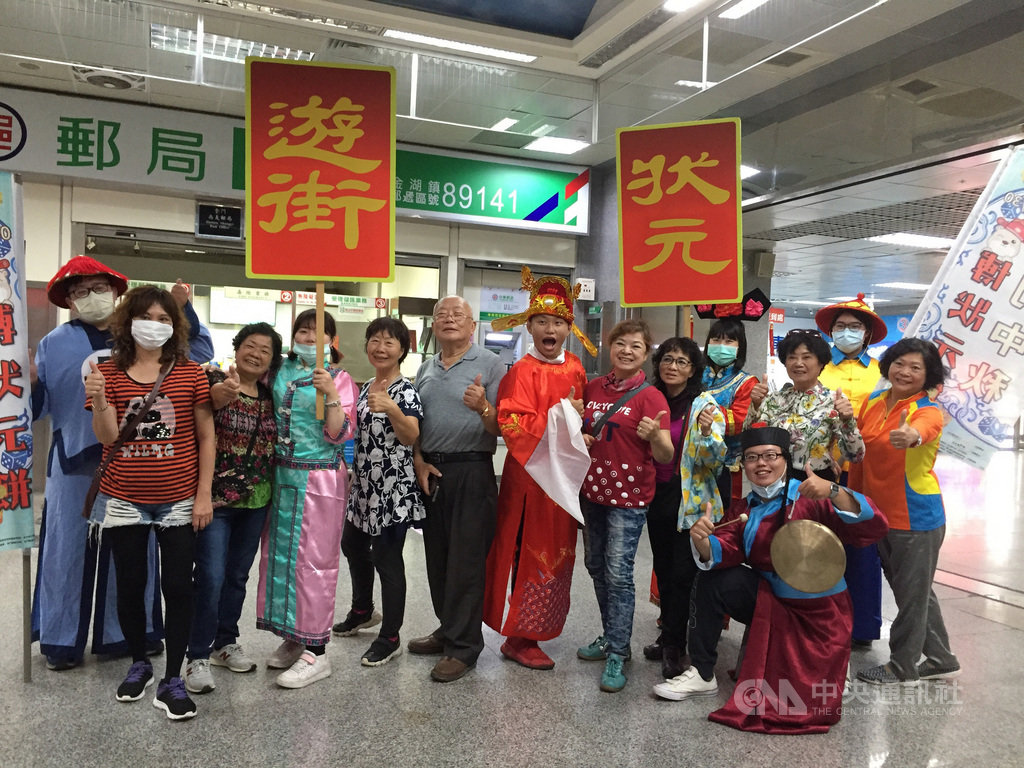 金門縣政府16日表示,今年博餅活動很多新亮點,包括在機場的狀元遊街秀、狀元服體驗、博餅體驗區,每天都吸引許多旅客前往試手氣。中央社記者黃慧敏攝 109年9月16日