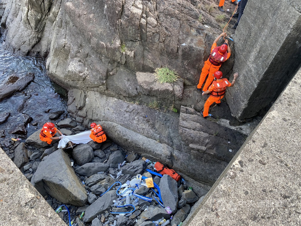 宜蘭頭城大溪漁港7日發生至少10名釣客因瘋狗浪落海意外,海巡單位表示,16日在案發現場附近再發現一具屍體,這起事件已釀5死。(讀者提供)中央社記者沈如峰宜蘭傳真 109年9月16日