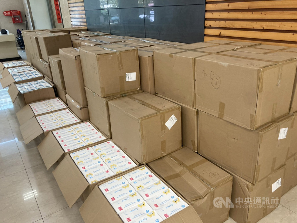 刑事局16日宣布破獲中國製偽標MIT口罩案,51歲蘇姓女子曾代理中國涼茶品牌「王老吉」,涉嫌從中國以每片新台幣2.5元進口印製偽冒MIT鋼印的兒童與成人口罩共20萬片,刑事局循線逮人送辦。中央社記者劉建邦攝 109年9月16日